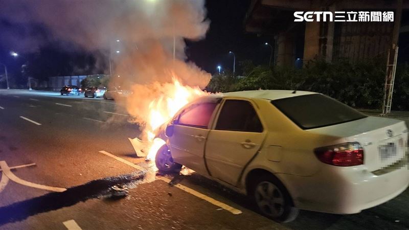 高雄市澄觀路二段與水管路口,昨天(18日)深夜,發生轎車自撞釀成火燒車的事故。(圖/翻攝畫面)
