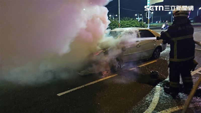 事故當下,駕駛下車後徒步逃離。(圖/翻攝畫面)