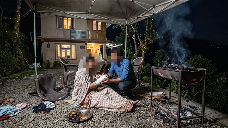 印度一對新婚僅2個月的夫妻度蜜月,烤肉烤爐不明原因炸出大火,妻子遭火紋身,命危送醫未脫險。(示意圖/AI製圖)