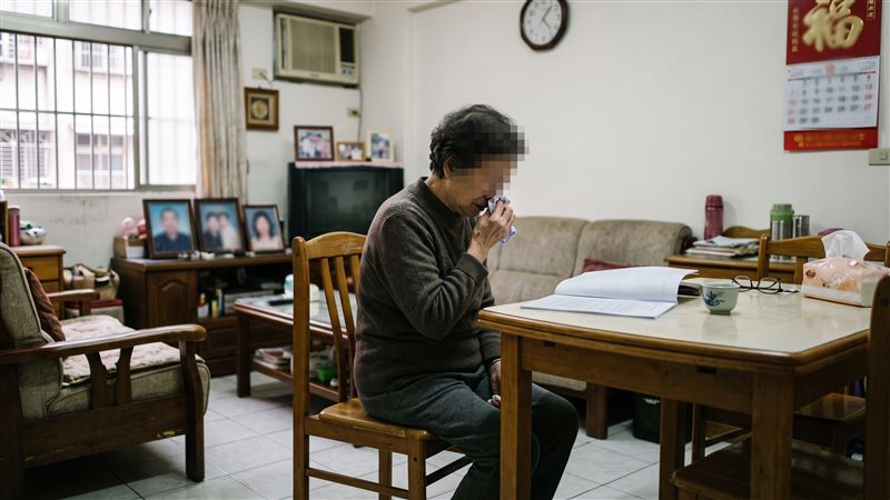 夫妻生了2 個男生,想要1個女兒,所以收養女子,未料,養女卻離家超過47年,從未與家裡聯繫,養父過世也不願回家奔喪,養母心灰意冷,向法院聲請宣告終止收養。(示意圖/AI製圖)