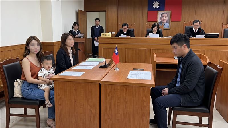 女友未婚生子,男友不願負責,孩子出生後,態度消極且未支付扶養費;女方向法院請求認領子女等聲請,提孩子討到每月1萬1010元扶養費及7萬7070元代墊費。(示意圖/AI製圖)