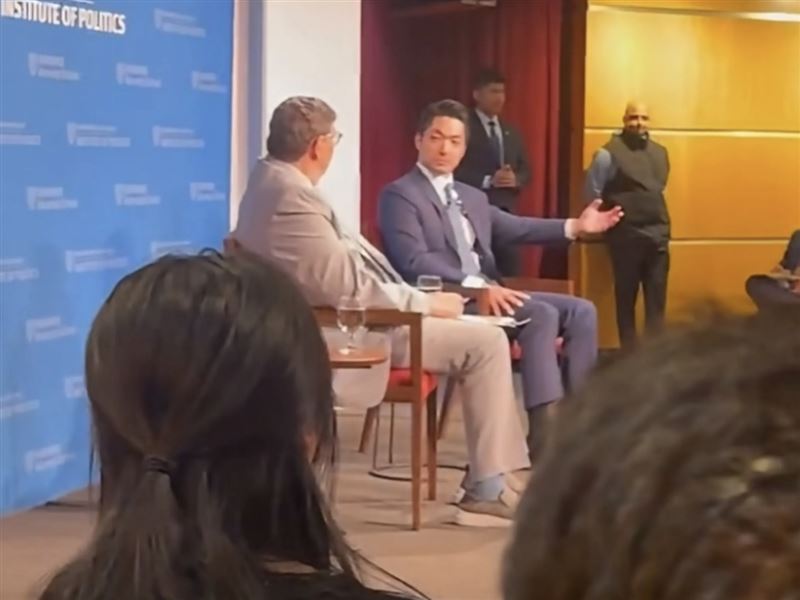 陳宥丞貼出蔣萬安當年在哈佛演講的影片,試圖幫他緩頰,反而讓網友看了直呼「慘不忍睹」。(翻攝自陳宥丞臉書)
