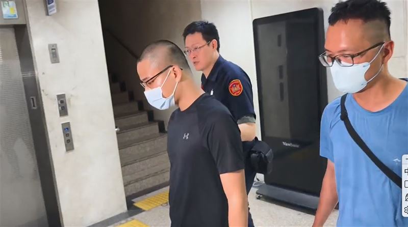 剛入伍3天的吳東翰協助處理張俊傑潛逃使用的權利車,檢察官諭知5萬交保。(圖/翻攝畫面)