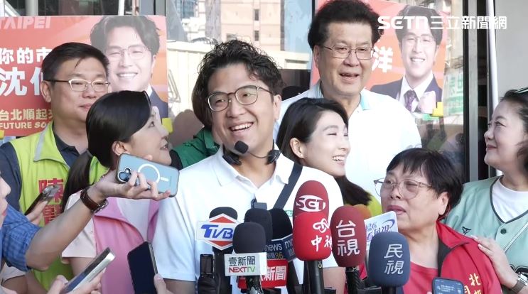 被舉牌鬧場,沈伯洋笑回,「佯瘤」人士也是蠻有毅力,排隊排那麼久「也是蠻辛苦」。(圖/翻攝畫面)