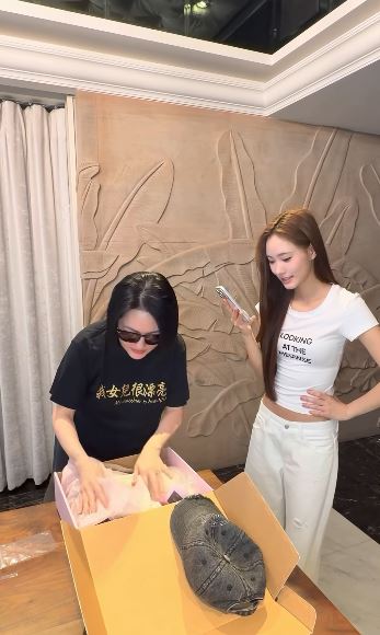 小S在社群平台發布開箱女兒自創品牌的影片。(圖/翻攝自IG @elephantdee)