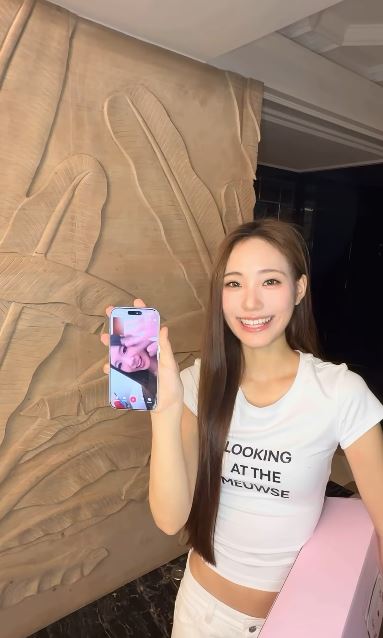 Lily開著手機視訊與遠端連線的姊姊Elly一起現身。(圖/翻攝自IG @elephantdee)