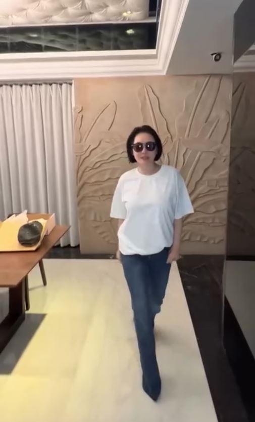 小S穿上女兒設計的牛仔褲,在鏡頭前自信擺出各種Pose,還踩著專業台步走秀。(圖/翻攝自IG @elephantdee)