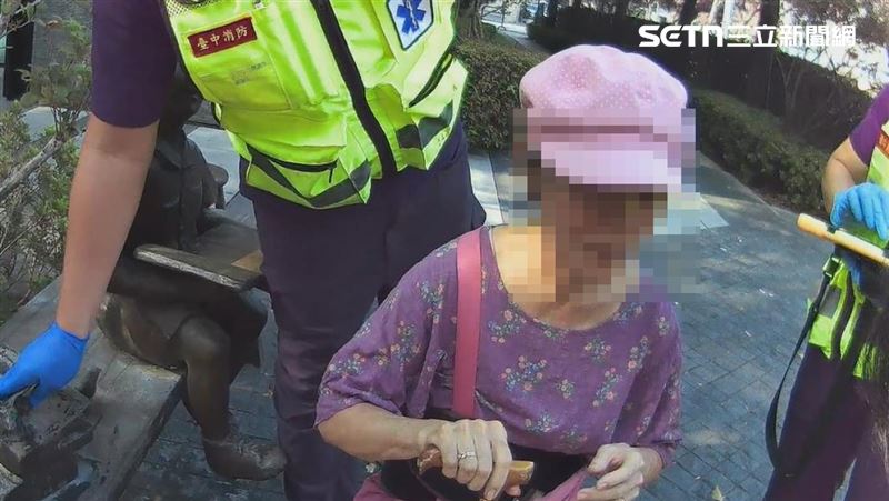 台中63歲婦人因腳無力在人行道摔倒,暖警擔心婦人返家途中出意外,決定陪她回家。(圖/翻攝畫面)