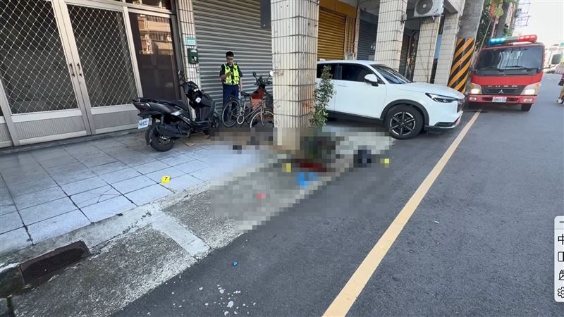 胡男連人帶車噴飛約40公尺至對向騎樓內。(圖/翻攝畫面)