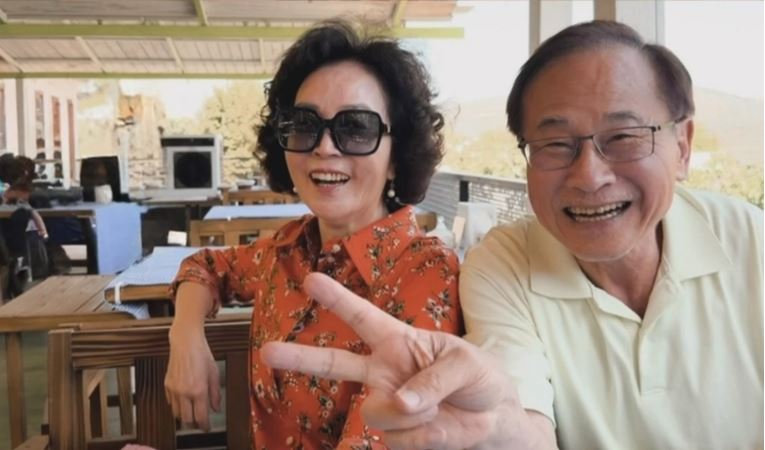 李晶晶曝光父親、首都客運董事長李博文,以及母親、副董事長高貴卿的合照。(圖/翻攝自IG)
