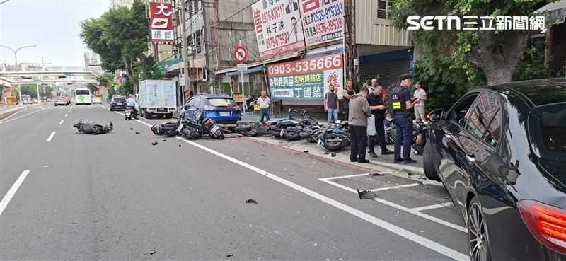 停放在路邊的28輛汽機車慘遭賓士衝撞,現場零件四散,一片狼藉。(圖/翻攝畫面)