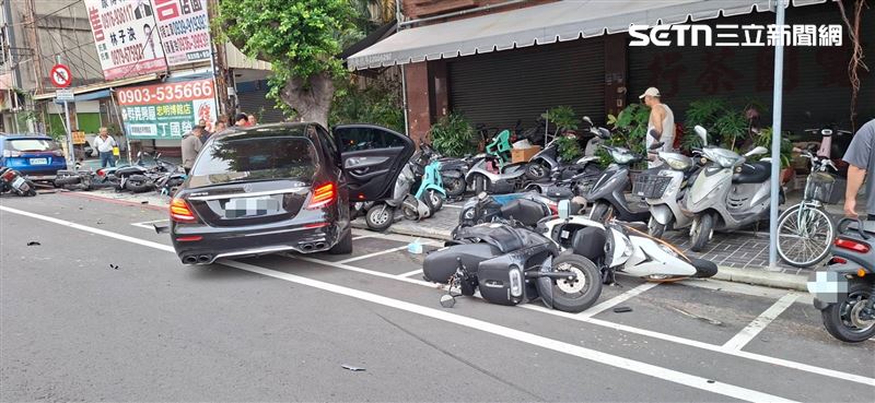 停放在路邊的28輛汽機車慘遭賓士衝撞,現場零件四散,一片狼藉。(圖/翻攝畫面)