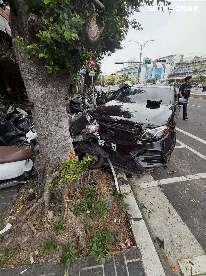 32歲賓士男喝酒又毒駕,半路失控衝撞28輛汽機車。(圖/翻攝畫面)