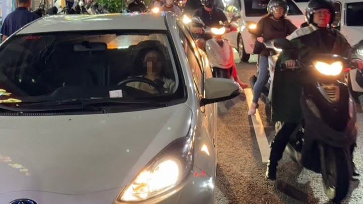 這起車禍被匿名網友PO上臉書社團「新竹爆料公社」並寫下,駕駛共享汽車撞到人也不下車。(圖/翻攝自新竹爆料公社臉書)