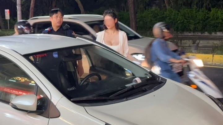 新竹市東區昨晚(18日)發生一起車禍,女駕駛遭控跟騎士發生碰撞,第一時間沒下車,遭PO文公審;未料,照片一出,女駕駛亮麗的外貌,瞬間讓大票網友歪樓。(圖/翻攝自新竹爆料公社臉書)