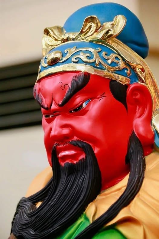 走進部分漢傳佛寺,可能會發現熟悉的關公也在殿內受供奉,不過關羽既不是印度佛教人物,也不見於早期佛典,他成為「伽藍菩薩」,其實歷經數百年的信仰轉變。(圖/翻攝自觀音觀自在臉書)