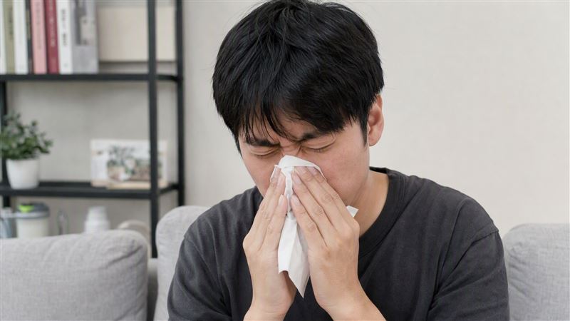 別兩孔一起 擤錯鼻涕害耳痛 醫揭正確方法