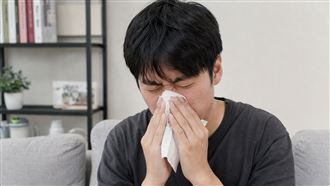 別兩孔一起 擤錯鼻涕害耳痛 醫揭正確方法