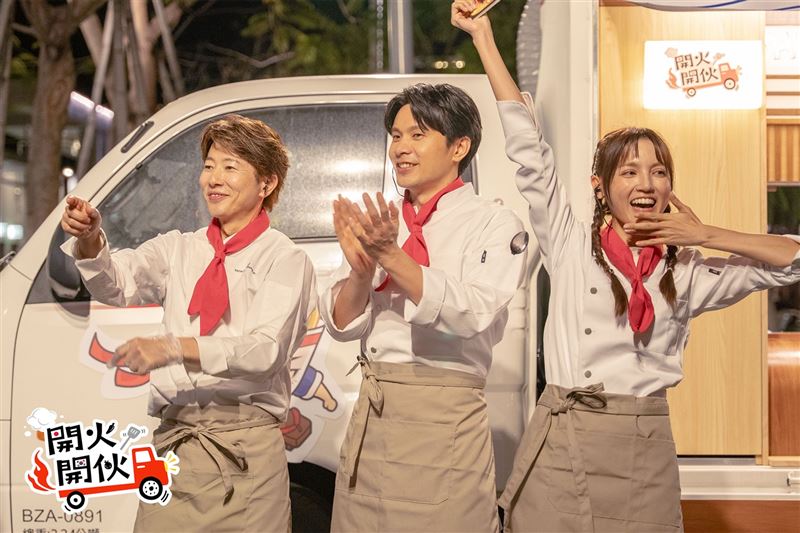川越達也(左起)、姚淳耀及Dora謝雨芝團隊氣勢不因人數少而減少。(圖/TVBS提供)