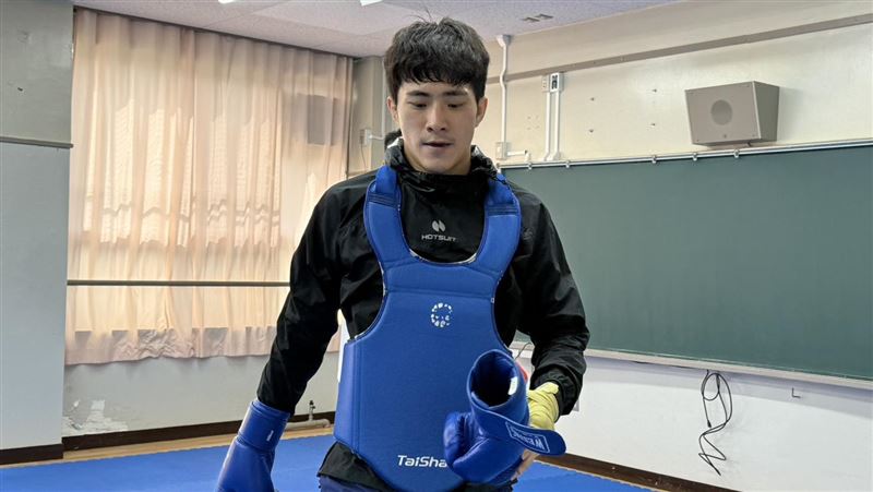 散打好手張煥宜擔任台灣代表隊掌旗官。(圖/記者倪芝蓉攝影)