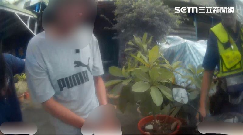 男子在人行道逆向騎車,遭警方攔查,意外查出是逃亡19年的通緝犯。(圖/翻攝畫面)