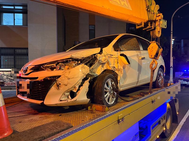 許女疑未保持車距猛撞前車,導致車頭嚴重受損、撞開花。(圖/翻攝畫面)