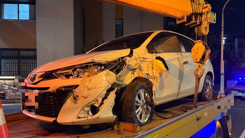 國1連環撞!25歲女猛撞2車⋯車頭撞開花