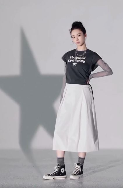 aespa成員Karina的Converse廣告。(圖/翻攝自Threads)