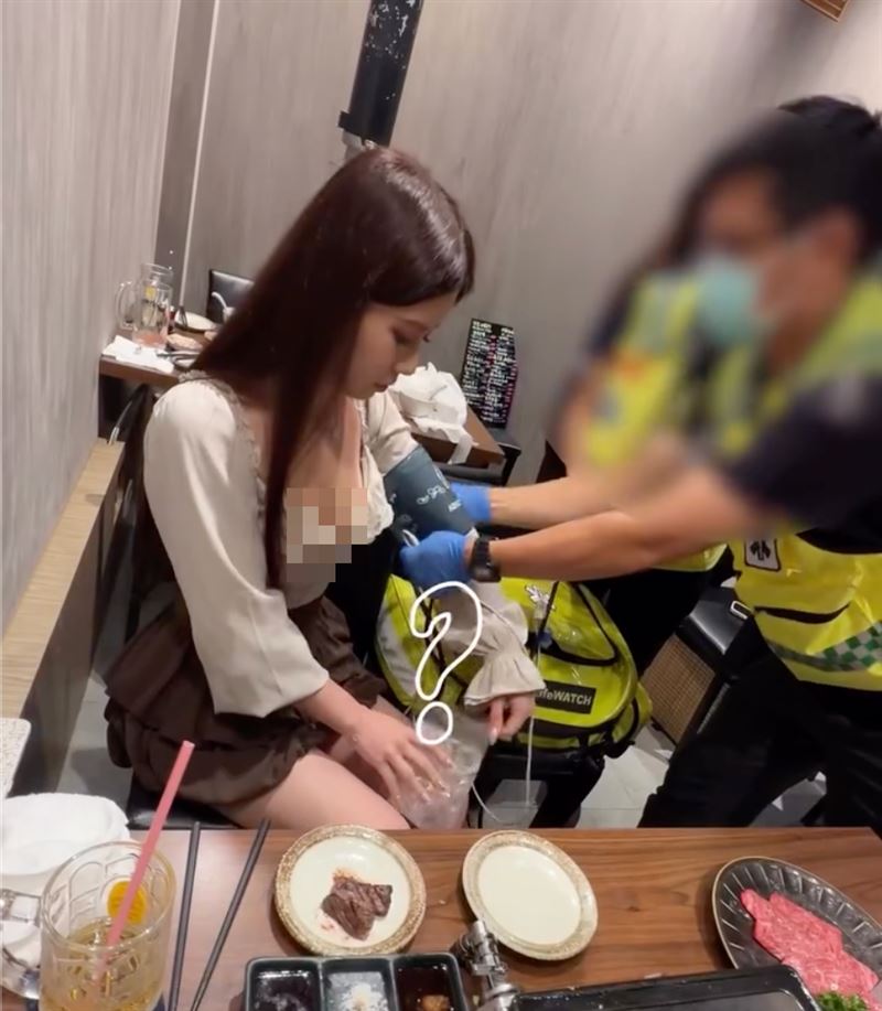 店員不慎打翻熱油潑灑在女子身上,事後救護車與員警趕抵現場處理。(圖/翻攝自IG @yuuu_hsiao)
