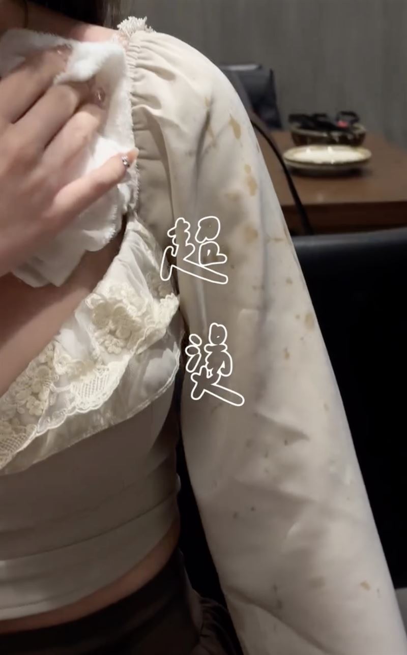 蕭小姐的脖子、肩膀及大腿出現大片紅腫燙傷痕跡,衣服袖子也沾滿油漬。(圖/翻攝自IG @yuuu_hsiao)