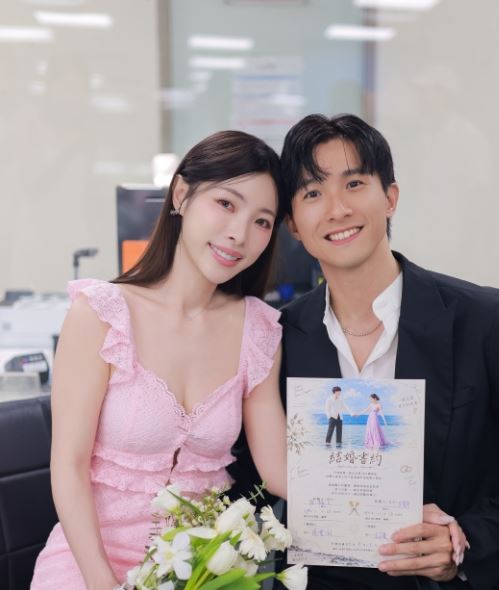 張瀚元曬兩人合照宣布婚訊。(圖/翻攝自IG)
