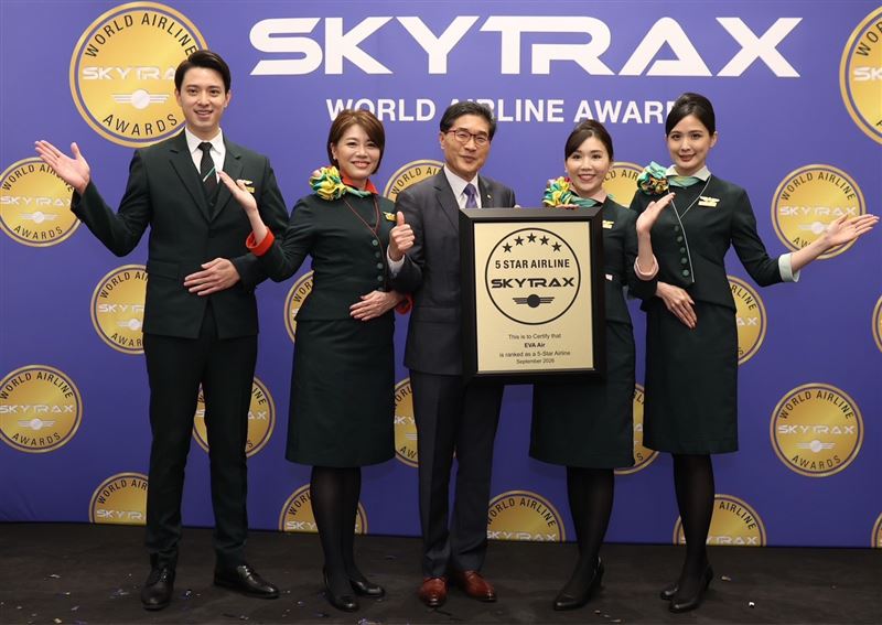 有航空界奧斯卡之稱的SKYTRAX全球航空公司大獎揭曉,長榮航空連續11年蟬聯五星級航空,更奪下全球最佳豪華經濟艙、全球最佳家庭友善航空公司等3項世界第一,展現卓越服務品質。(圖/長榮航空提供)