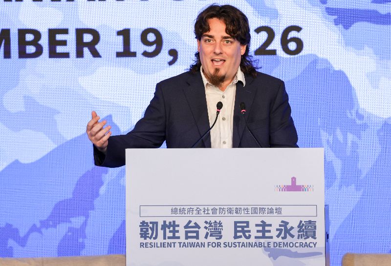 「2026總統府全社會防衛韌性國際論壇-韌性台灣 民主永續」 19日在台北君悅酒店登場,邀請美國國防科技公司Anduril Industries創辦人拉奇(Palmer Luckey)(圖)出席演說