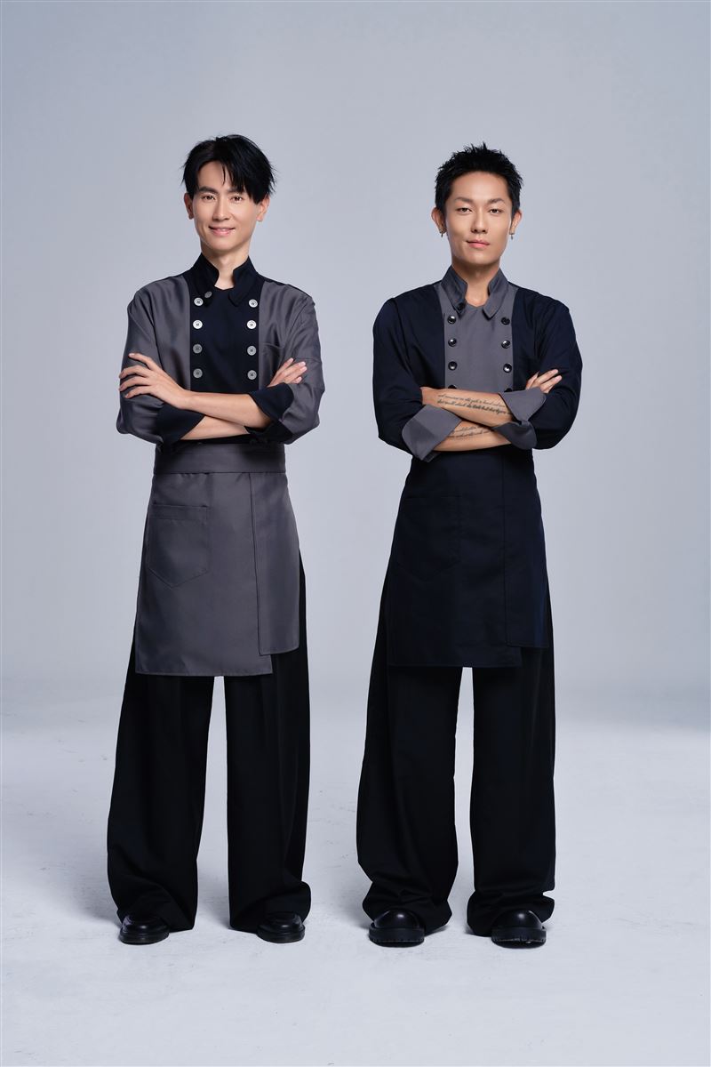雙型男導師楊盛堯Max(左)、張楷奕(右) 領軍打造「料理系男團」。(圖／TVBS提供）