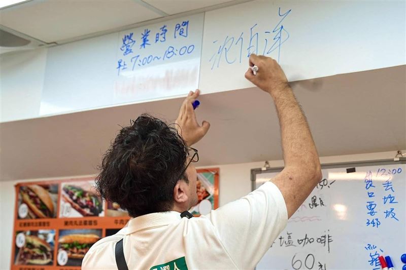 民進黨台北市長參選人沈伯洋近日掀起一股「洋流」。(圖/翻攝自沈伯洋臉書)