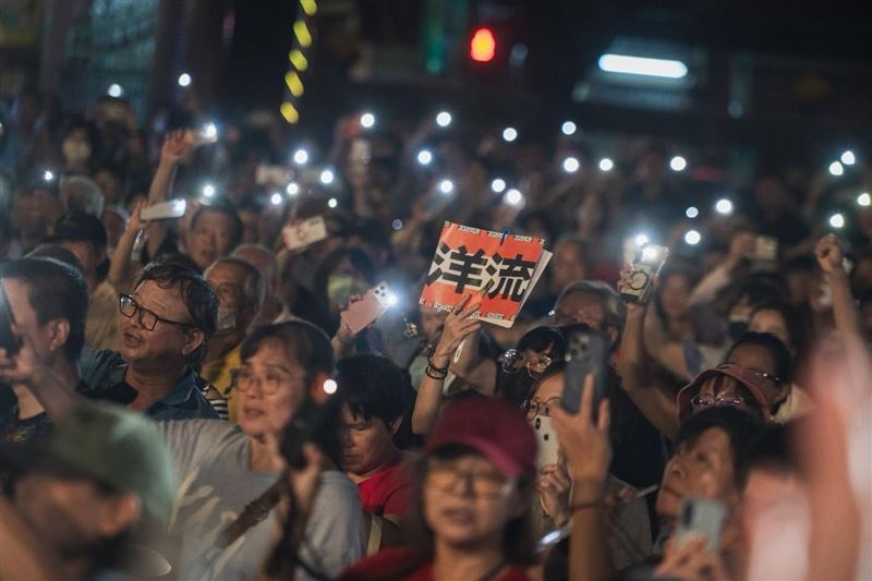 民進黨台北市長參選人沈伯洋近日掀起一股「洋流」。(圖/翻攝自沈伯洋臉書)