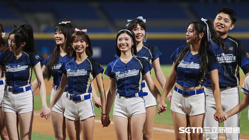 富邦悍將邀請第1代Fubon Angels回娘家，橘兒（中）賽後落淚。（圖／記者劉彥池攝影）