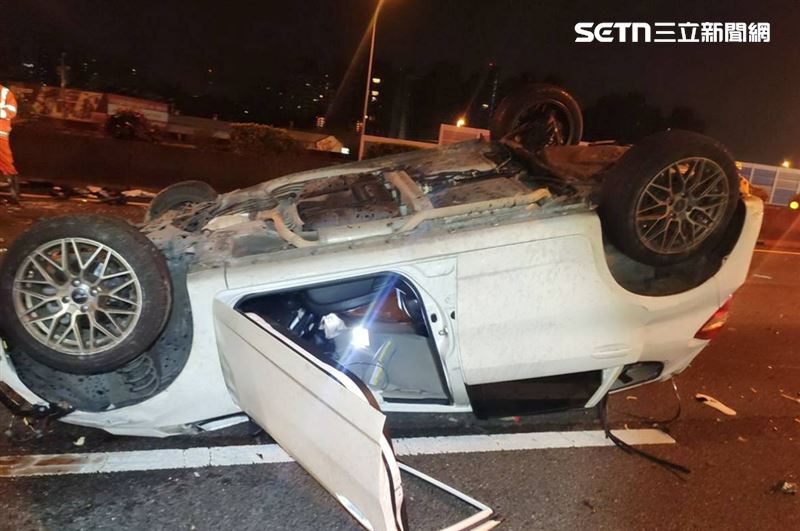 21歲情侶檔因疲勞駕駛追撞前方聯結車後失控翻車,又遭後車追撞,情侶檔噴飛車外雙亡。(圖/資料照)
