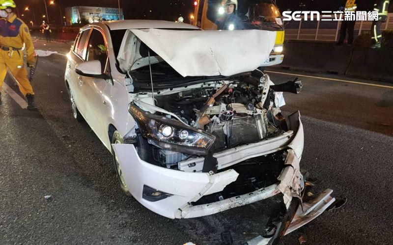 21歲情侶檔因疲勞駕駛追撞前方聯結車後失控翻車,又遭後車追撞,情侶檔噴飛車外雙亡。(圖/資料照)