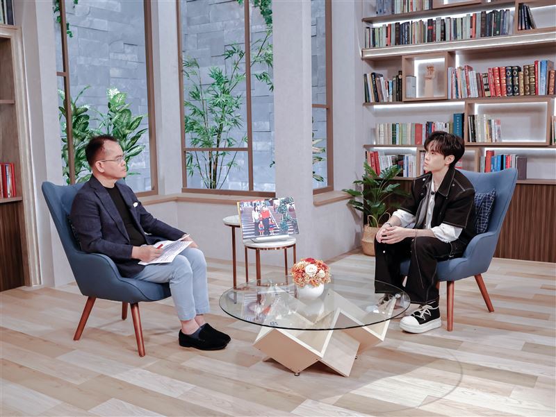 鄭弘儀訪問馬來西亞歌手鄺澤東。(圖/三立提供)
