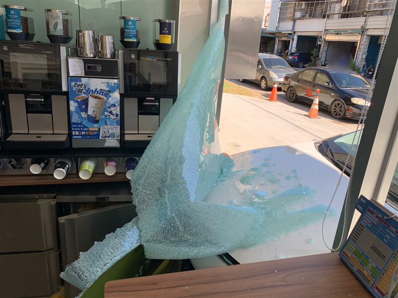 超商大門整片大玻璃被撞破，所幸事發當時並未波及店內店員與購物顧客。（圖／翻攝畫面）