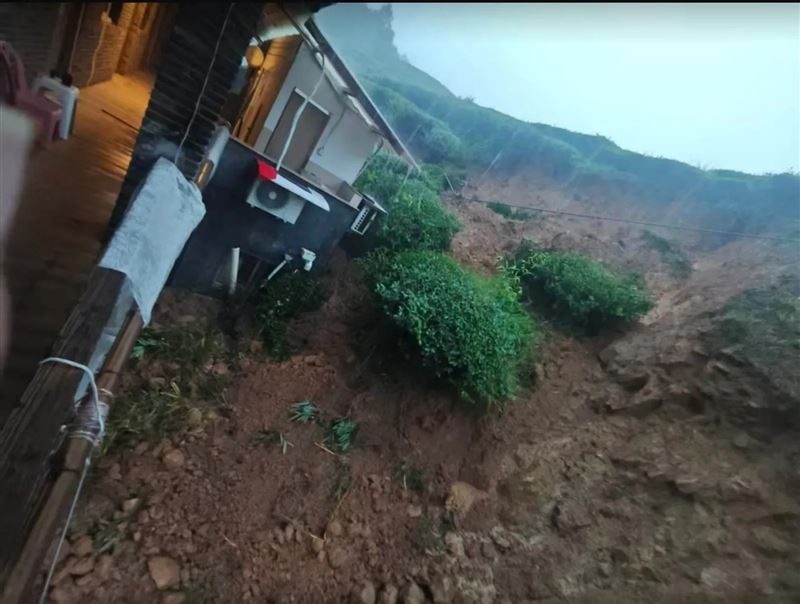 這次豪雨造成山區大量泥水傾瀉,不只茶園受創,連居住的房屋也遭土石流衝入。(圖/鏡週刊/讀者提供)