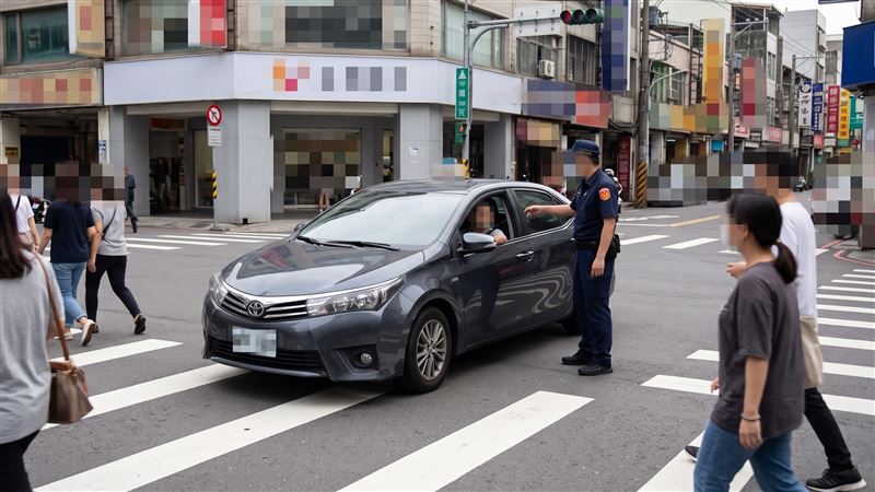 新北市男子駕駛租賃車,行經路口時,未依規定暫停禮讓穿越道上的行人先行通過,遭警方當場攔檢舉發。(示意圖/AI製圖)