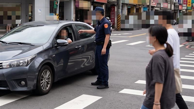 沒讓行人被當場抓包…駕駛怪警察擋住視線