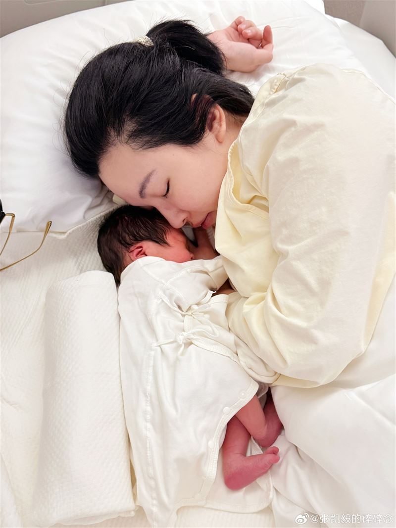 兩人今年二月剛迎來第一個孩子。（圖／翻攝自微博）