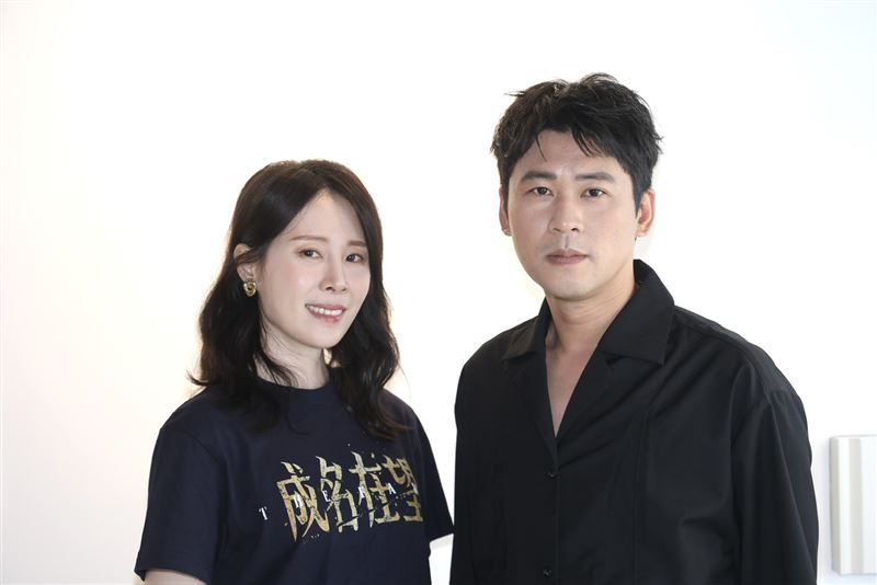 蔡亘晏（爆花）、黃迪揚在受訪過成中也同步分享日常生活。（圖／記者鄭孟晃攝影）