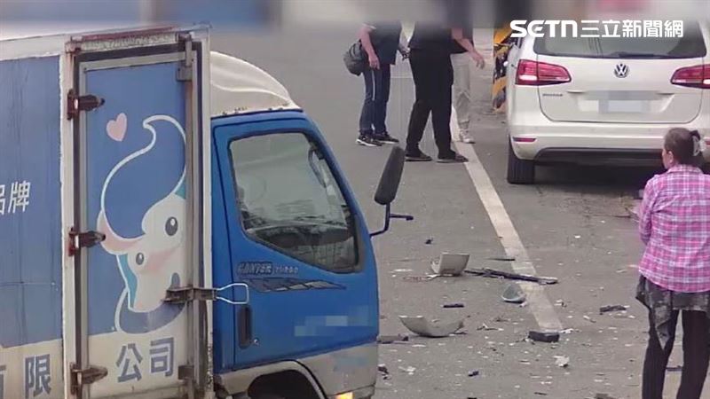 花蓮一輛貨車與轎車相撞,導致轎車車門變形,女駕駛和七歲兒子一度受困