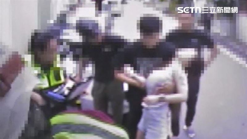 黃姓母親確認兒子安全後,突然失去意識癱軟倒下