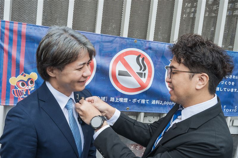 沈伯洋與上畠寛弘考察東京吸菸區。沈伯洋表示，日本並非追求形式上的全面禁菸，而是透過合理選址、專業設計與明確管理，兼顧吸菸者與非吸菸者的權益。（圖／沈伯洋競辦提供）