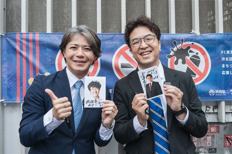 沈伯洋與上畠寛弘考察東京吸菸區。沈伯洋表示，日本並非追求形式上的全面禁菸，而是透過合理選址、專業設計與明確管理，兼顧吸菸者與非吸菸者的權益。（圖／沈伯洋競辦提供）